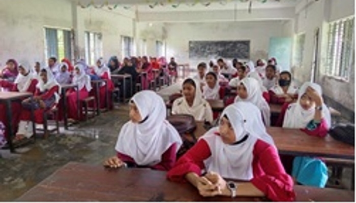 ব্যক্তিগত স্বাস্থ্য ও অধিকার বিষয়ে ছাত্রীদের সচেতনতা ক্যাম্প অনুষ্ঠিত